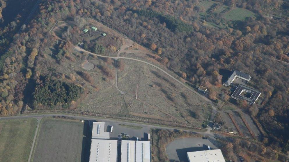 Вход в бункер можно рассмотреть рядом с тремя зданиями в левой верхней части фотографии. По центру — вышка связи. Справа — второе здание дата-центра. Фото сделано с полицейского дрона 