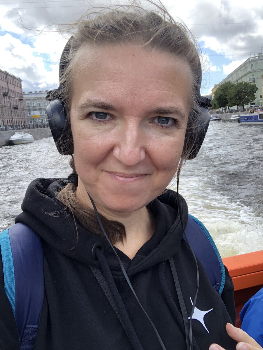 Автор на экскурсию (не только эту, любую) рекомендует подключать к аудиогиду свои наушники!