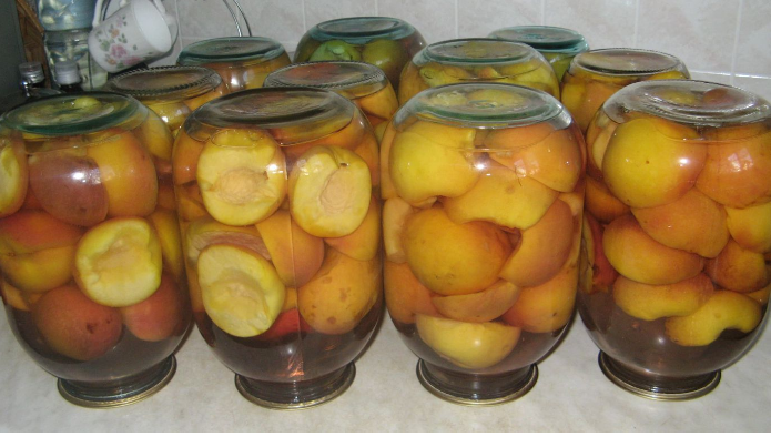 Рецепт моченых яблок на зиму в банках удобен тем, что их проще хранить и они не нуждаются в стерилизации.  Для рецепта домашних моченых яблок в банке понадобятся следующие ингредиенты: