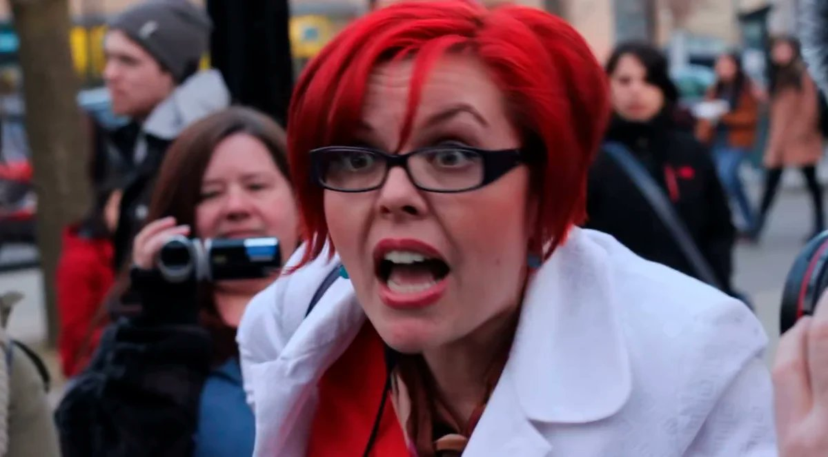 Феминистка слушать. Феминистка. Радикальные феминистки. Современные феминистки. Фемки с красными волосами.
