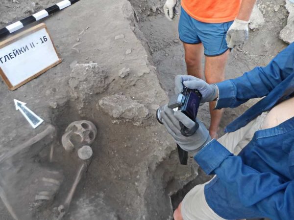 Скелет с зернотеркой, найденный в селении "Глейки-2". Источник: evpatori.ru