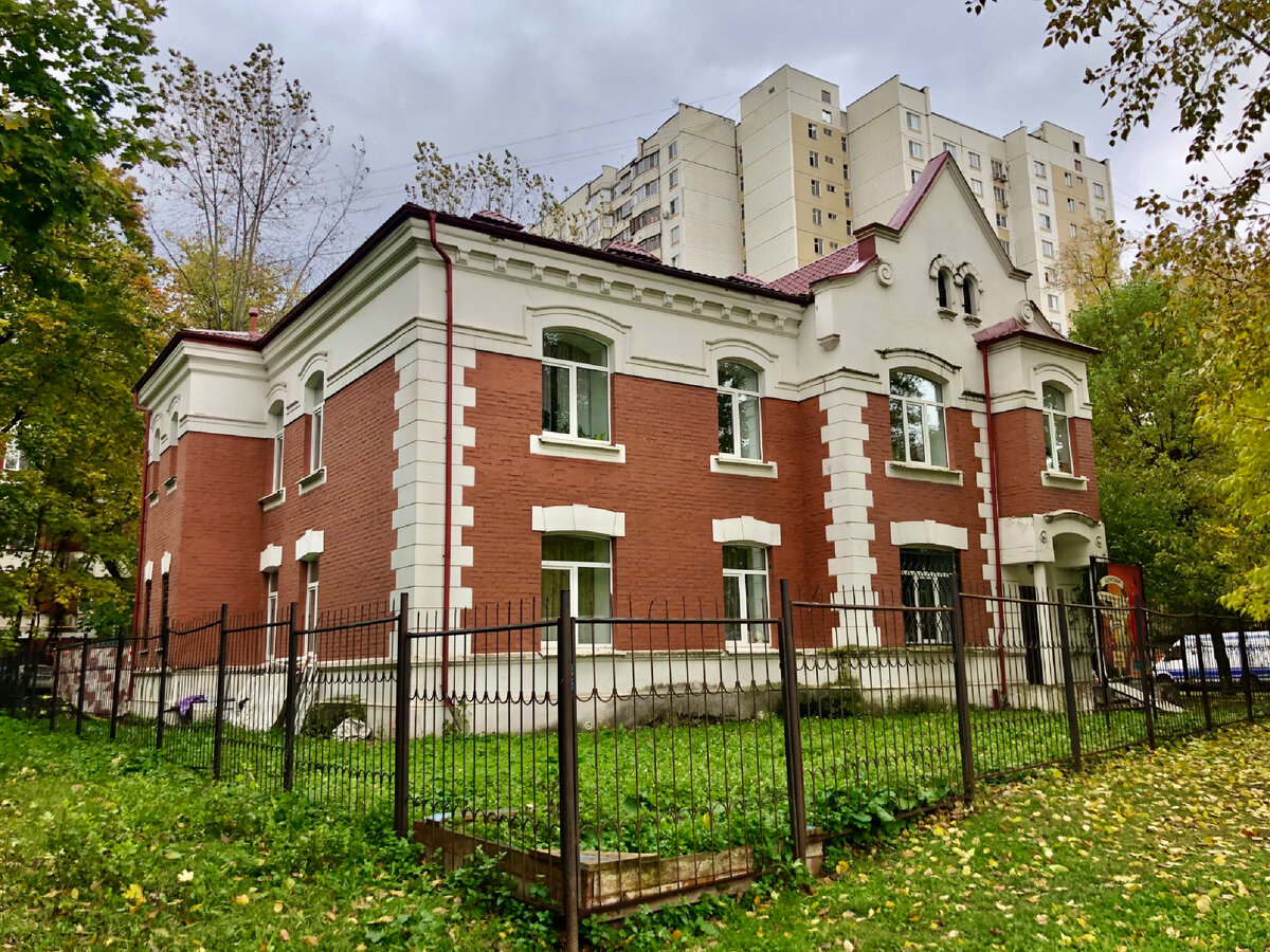 Ещё один сохранившийся жилой дом по адресу Черепановых, 40. Здесь жили наличник станции и его помощники (фото автора) 