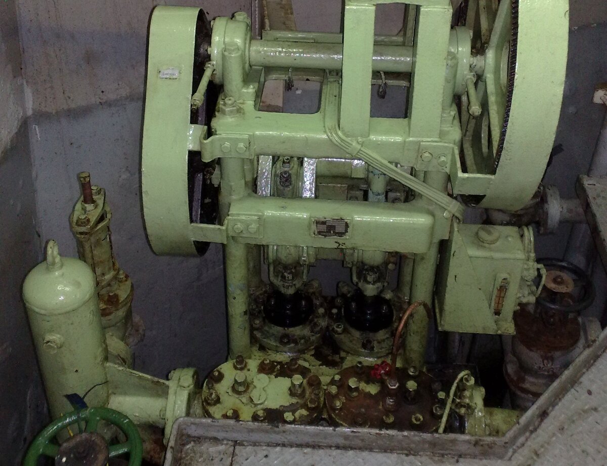 Осушительный поршневой насос. Фото автора.