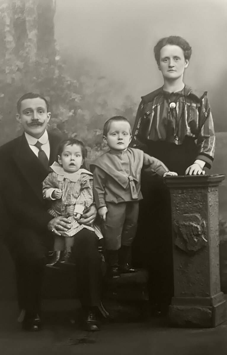 Николай (слева), Сильвия (справа) и их дети - Адель и Вильям