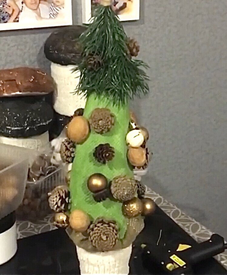 конус елки из картона обклеяла зелёной тканью, на нее уже клею декор