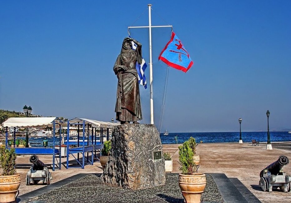 Фото из интернета. Памятник Ласкарине Бабулиной на набережной греческого острова Спецес.