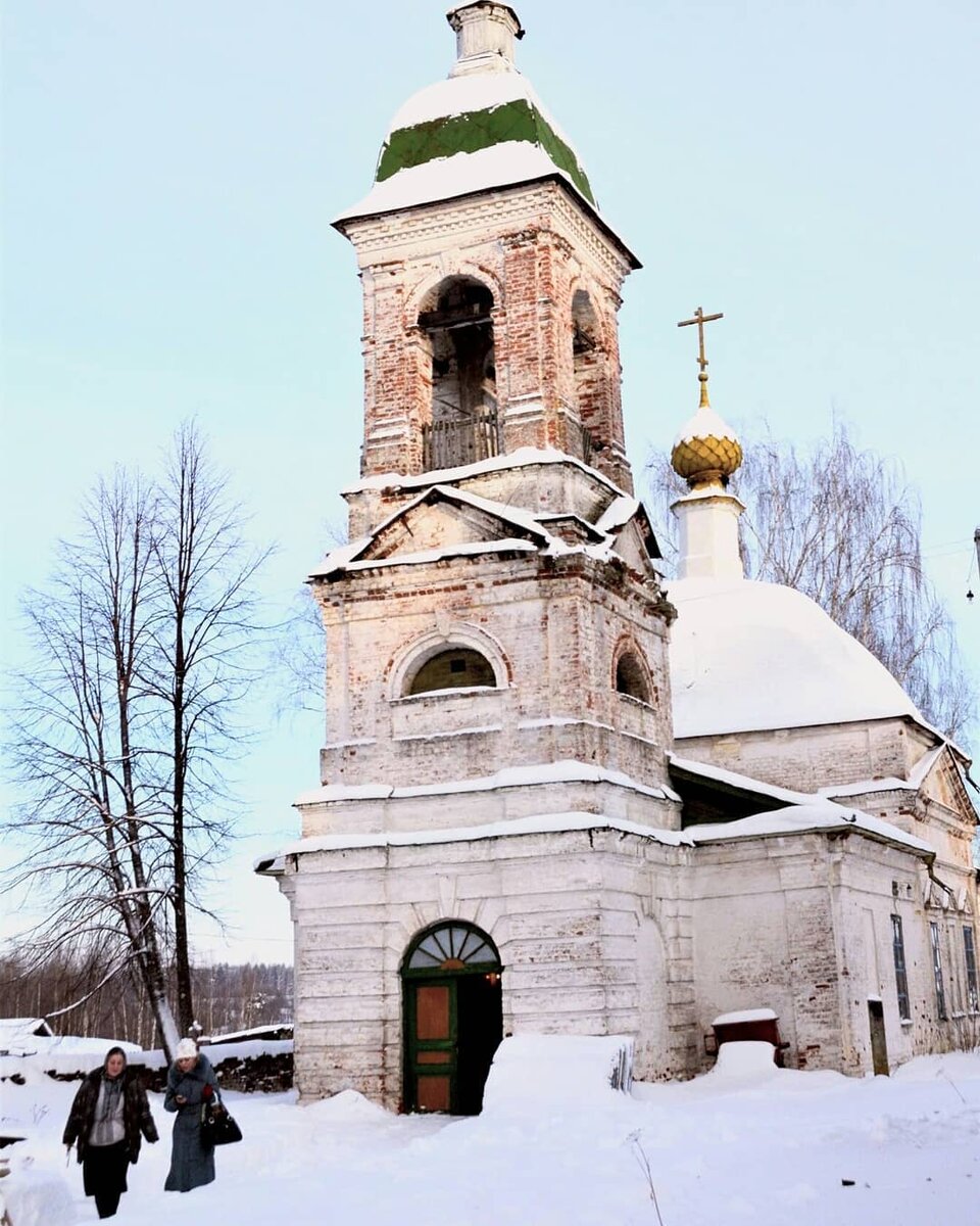 Общаюсь со служительницей  церкви Спаса Преображения в селе Спас-Бураки Костромской области на Крещение (фото Н. Суворова)