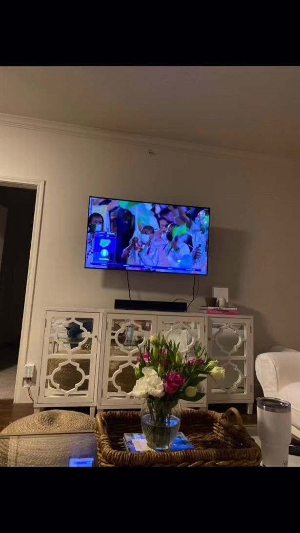 Девушка заметила в отражении в зеркале измену