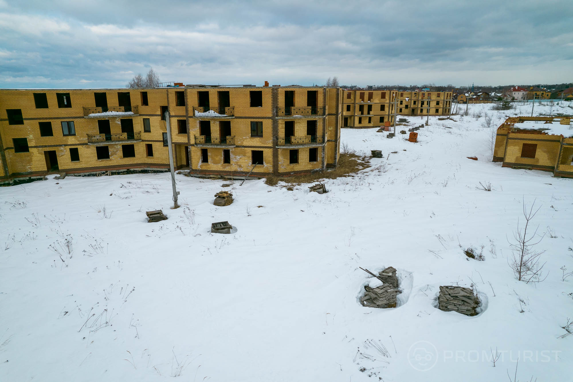 Нашёл целый городок заброшенных домов. Судя по всему в строительстве аферист на аферисте ??‍♂️?11