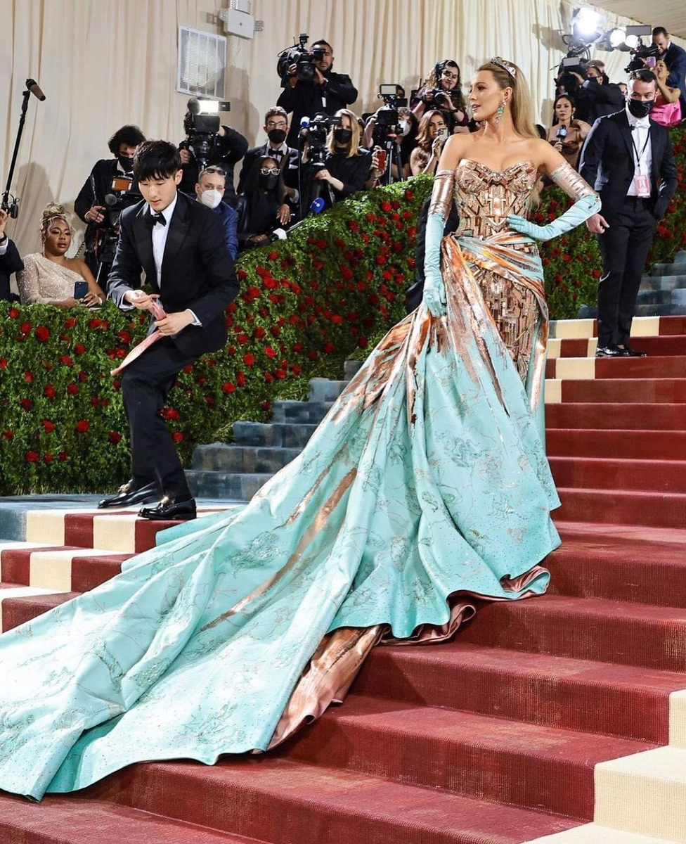 Best dressed met gala 2024. Донателла Версаче мет Гала 2022. Met Gala 2022 Блейк Лайвли. Версаче мет Гала 2022. Блейк Лайвли мет Гала 2018.