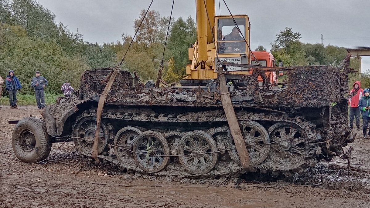 Поднятый со дна реки немецкий тягач
