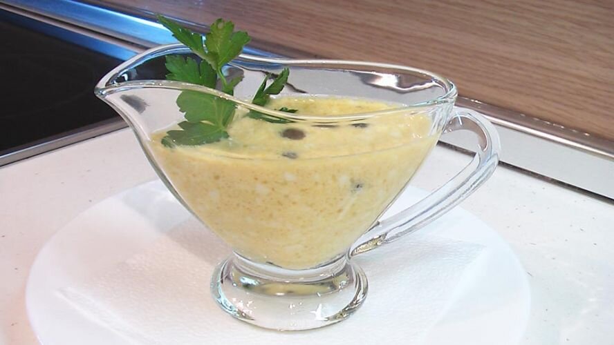 Соус из каперсов для салата. Соус для рыбы. Соус с каперсами. Соус с каперсами рецепт. Соус из каперсов для салата.