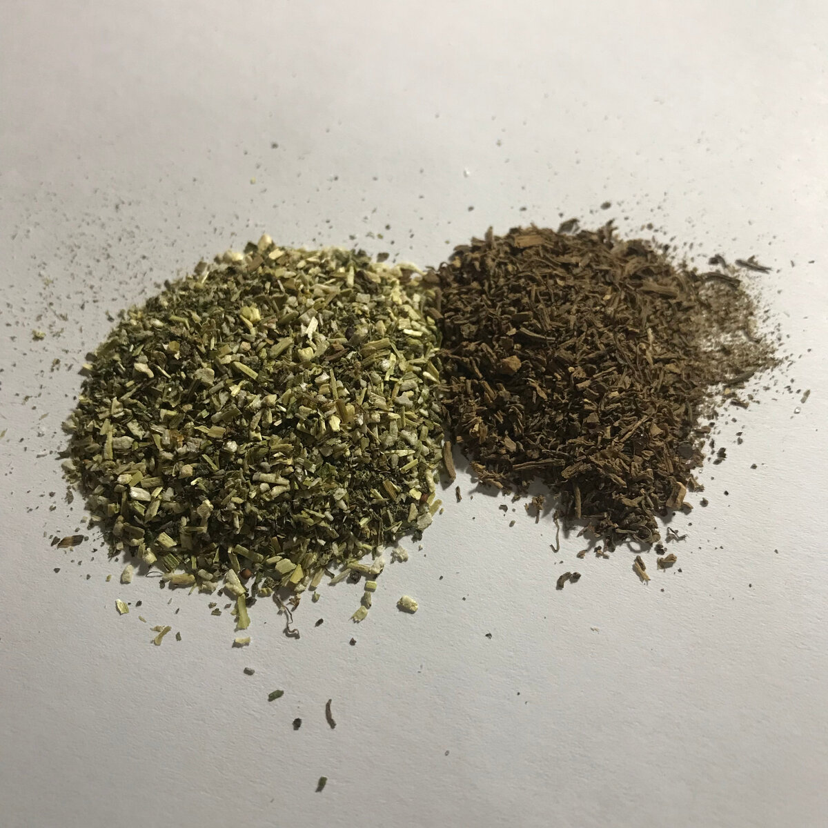 Кошачья мята (слева) и валерьяна (справа).