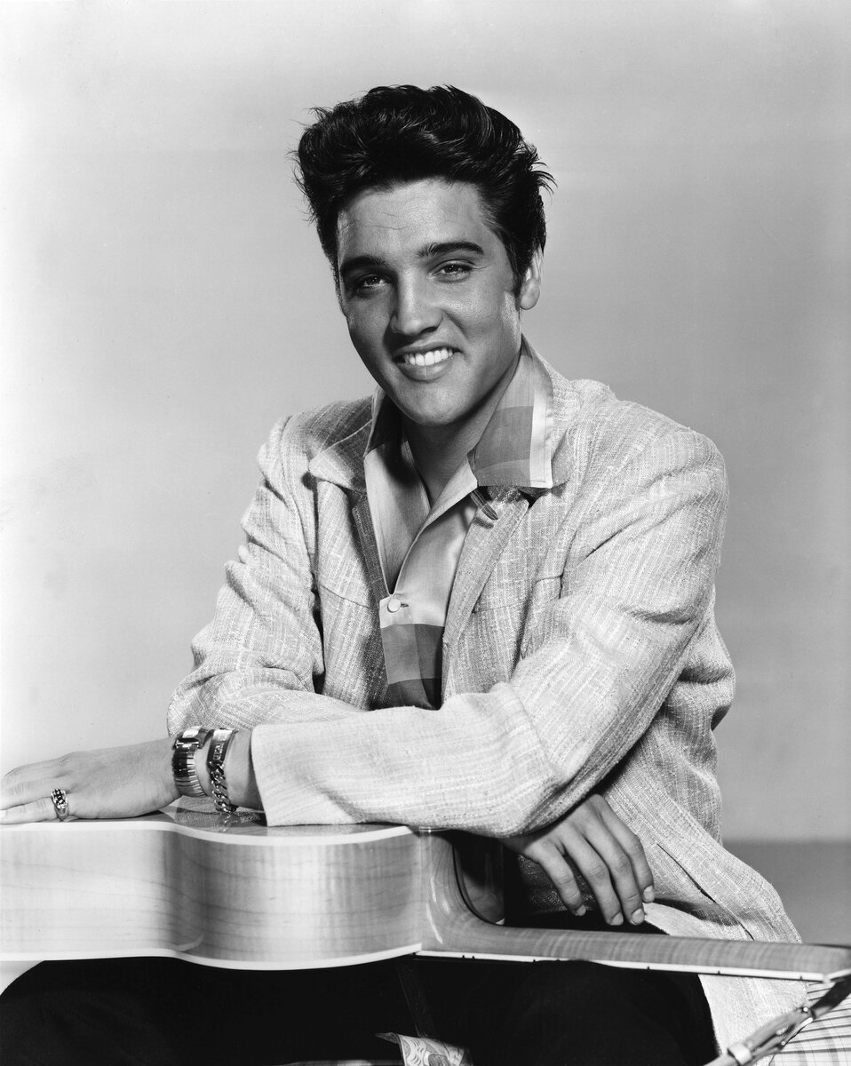 Элвис Пресли в 1957 году в полосатой рубашкой и костюме от Lansky Bros. 