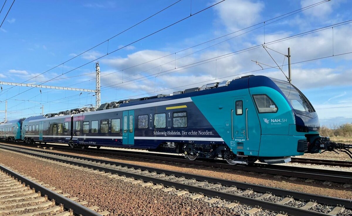 Компоновка немного изменилась, но в целом это привычный Stadler FLIRT EMU с моторной тележкой возле кабины машиниста и немоторной тележкой Якобса. Однако добавились накопители под полом головных вагонов в сторону кабины машиниста, из-за чего сократилась площадь низкого пола