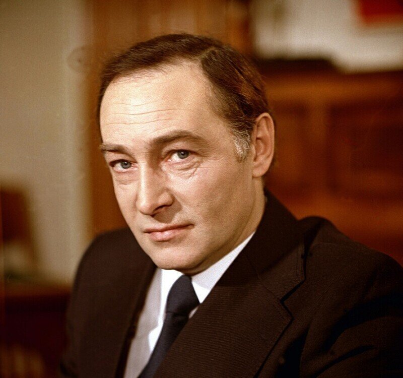 Вячеслав Васильевич без всякого преувеличения был великим актером. Интересным, глубоким, интеллигентным. Одним из символов нашего кино. Таких как он в нашем кинематографе больше нет.