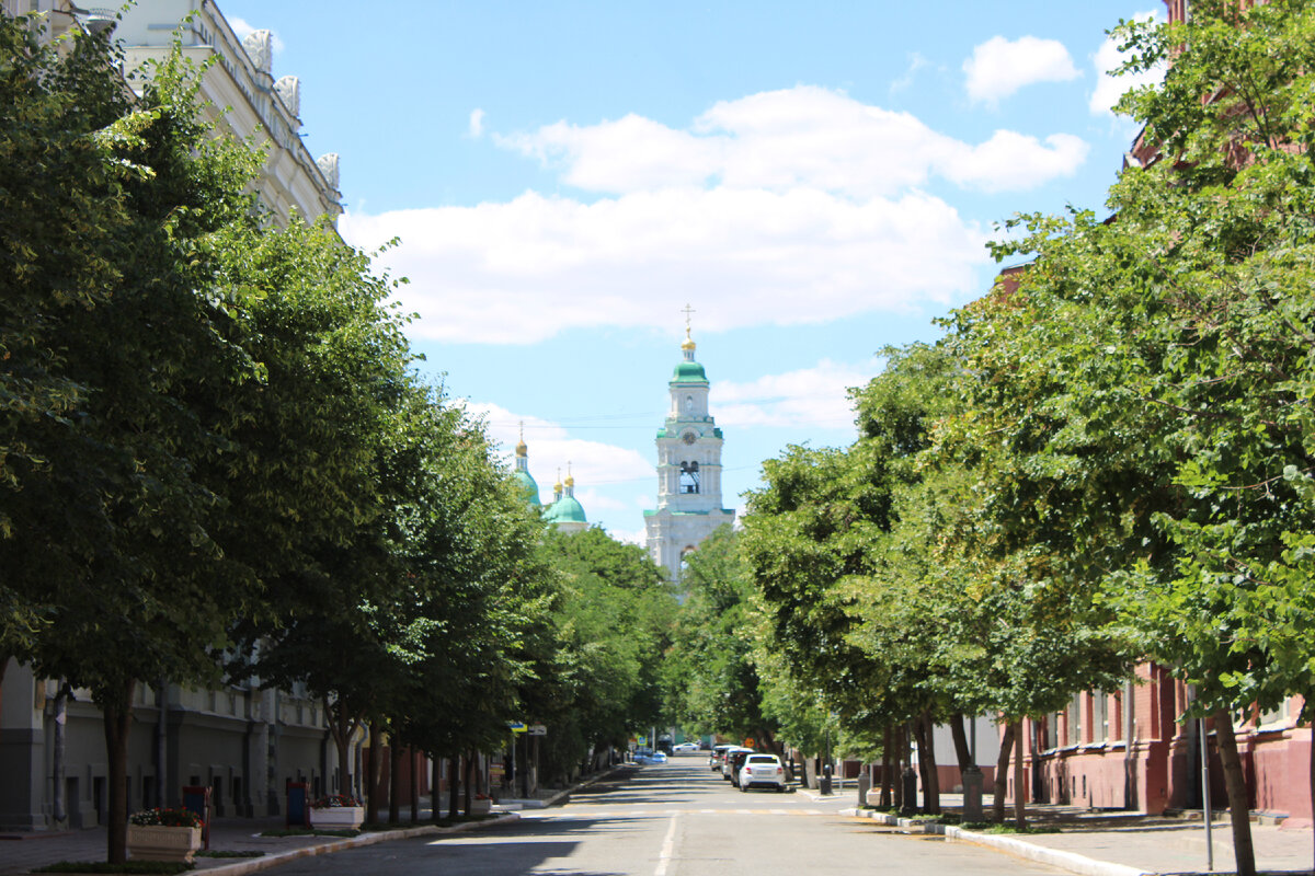 Улица Советская, город Астрахань, вид на Астраханский Кремль