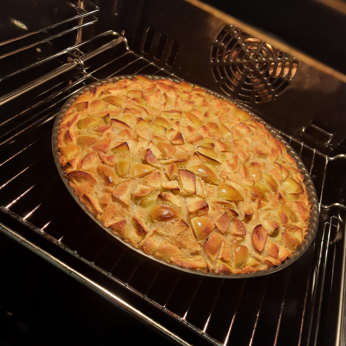 500 гр яблок или 13 маленьких как у меня с огорода.                                                                            170 гр Сахар или почти стакан.                                  150 гр Муки или стакан.                                                   5 гр Разрыхлитель или 1 чайная ложка.                     3 ст. ложки сметаны.                                                     Масло Сливочное для смазывания формы