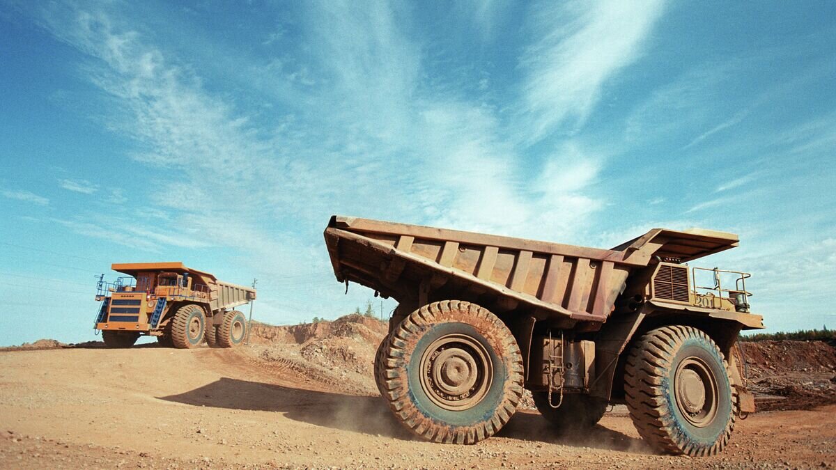    Большегрузные самосвалы на золоторудном месторождении. Архивное фото© РИА Новости / Руслан Кривобок