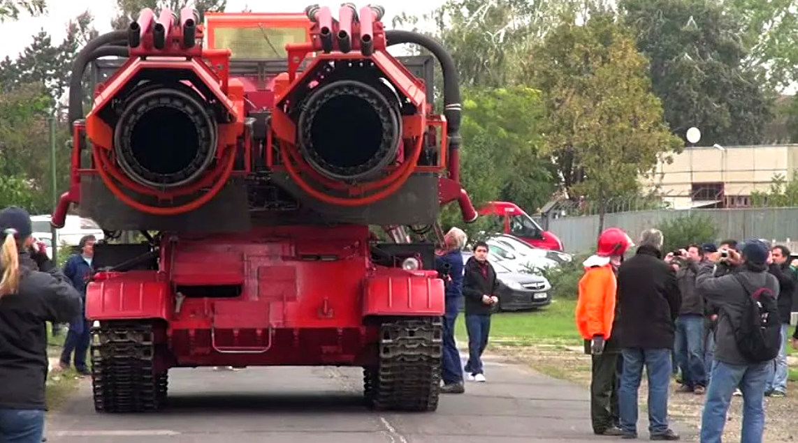 Huge machine. Пожарная машина ветерок на базе танка т-34. Big Wind пожарная машина. Пожарный танк big Wind. Пожарный танк на базе т-34