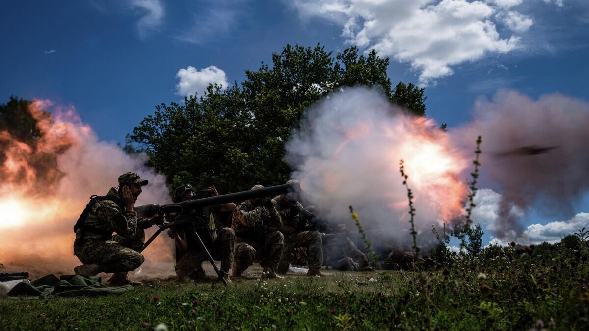    Украинские военнослужащие ведут огонь из станкового противотанкового гранатомета© AP Photo / Evgeniy Maloletka