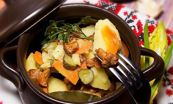 Свинина с грибами в горшочке в духовке. Свинина с шампиньонами в горшочках. Картошка с грибами в горшочках в духовке. Жаркое по боярски. Свинина с грибами в горшочке.