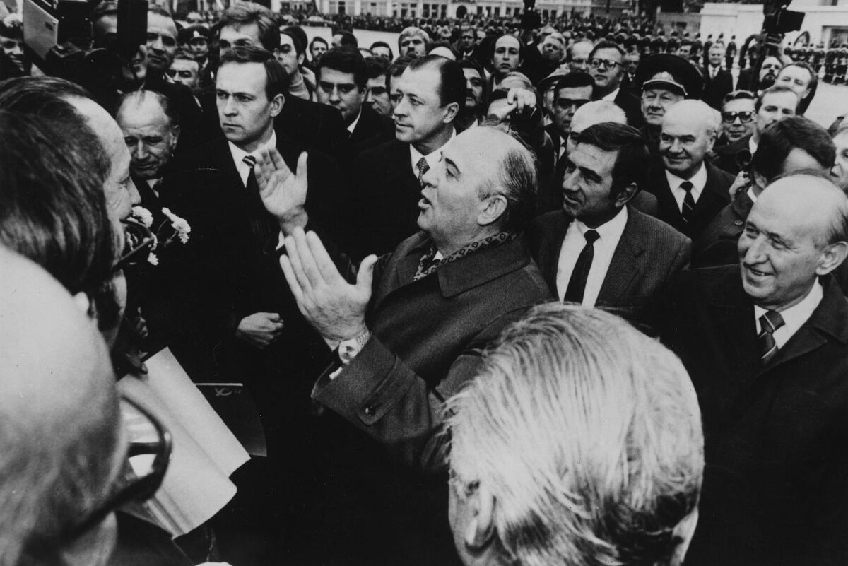 М. Горбачев. Общение с народом. Фото из открытых источников.