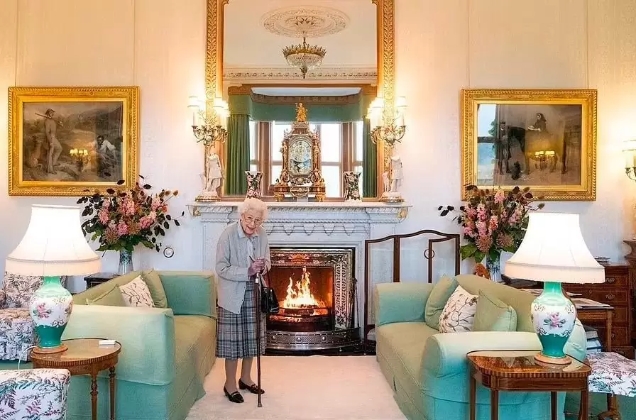 Фотография Елизаветы II, сделанные всего два дня назад, 6 сентября, в шотландском замке Балморал, во время назначения новым премьером Лиз Трасс