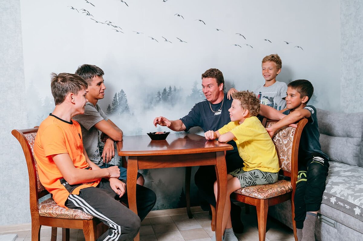 очередь из студентов. дети в очереди. олеся лихунова семья. очередь в детскую поликлинику. очередь приемные дети.