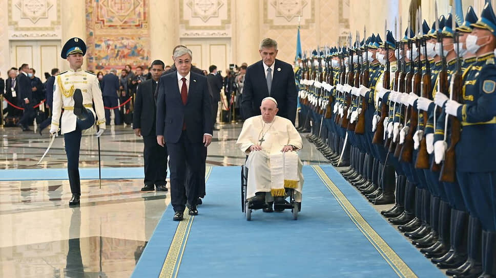 Фото: Reuters📷Папа римский и Касым-Жомарт Токаев (слева) во время приветственной церемонии после прибытия папы в Казахстан