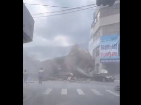     Обрушение здания на Тайване. Фото: Кадр из видео.