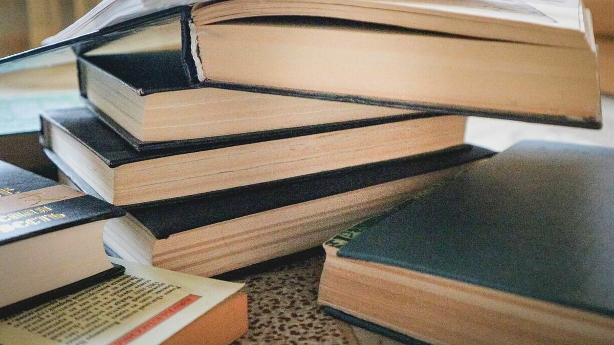     В интернет-магазине «Лабиринт» появились в продаже книги русских классиков Александра Пушкина и Льва Толстого с маркировкой о том, что они якобы объявлены в РФ «иноагентами».