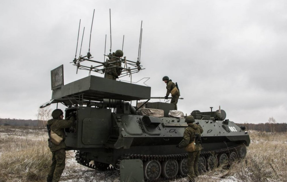 Комплекс РЭП Р-330 на базе МТ-ЛБ. Они неплохо показывают себя в деле борьбы с барражирующими боеприпасами, но при этом сами довольно уязвимы и очень недёшевы. Фото МО РФ.