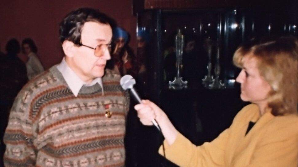 Алексей Зеля дает интервью на своей персональной выставке. 1999 г