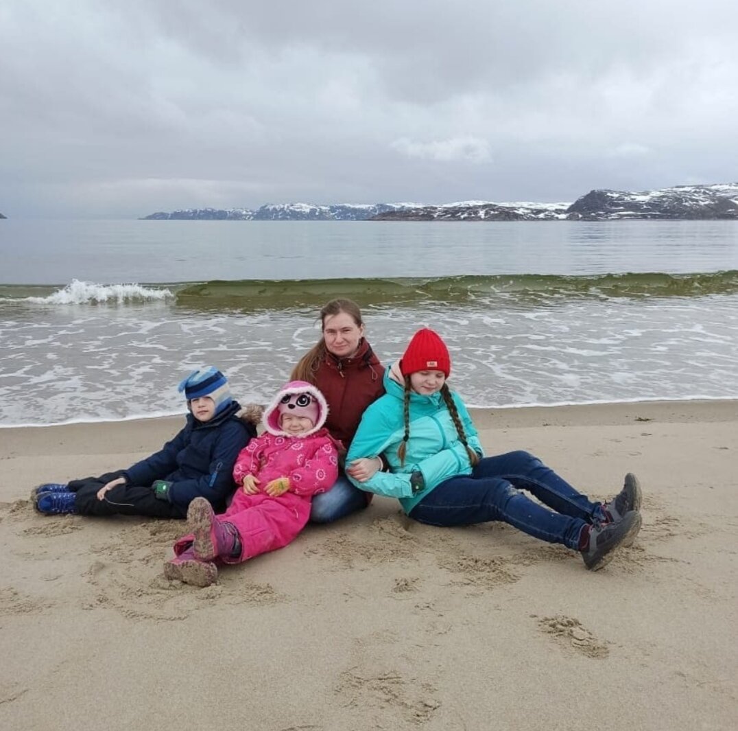 Пляж в Териберке. Очень красиво, то только очень холодно. А ведь это май месяц. 