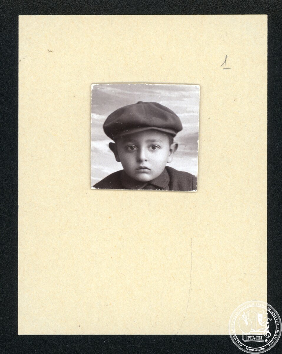 Н.И. Харджиев в детстве. [1906 г.] Фотография. РГАЛИ. Ф. 3145. Оп.2. Ед. хр.434