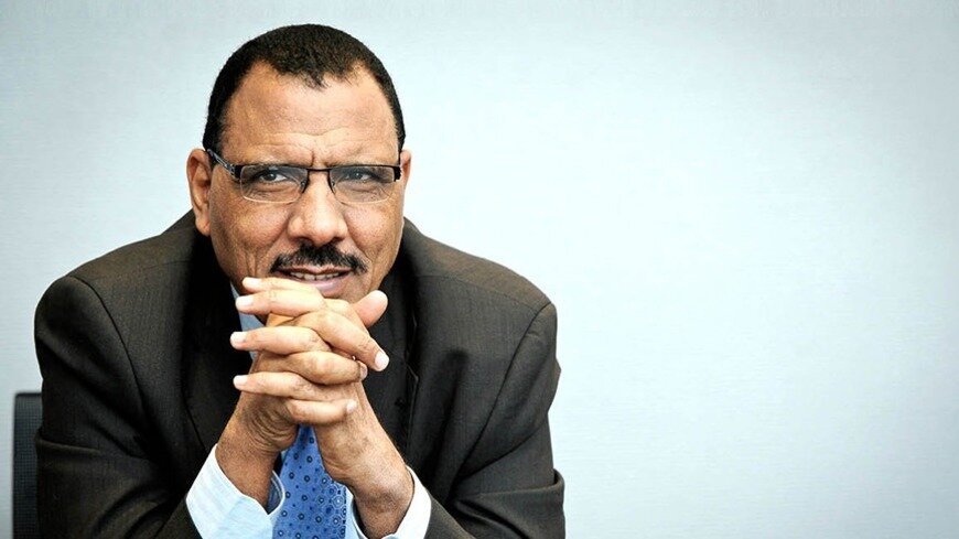     Президентская гвардия Нигера, охраняющая президента страны, устроила мятеж и захватила главу государства Мохамеда Базума (на фото).