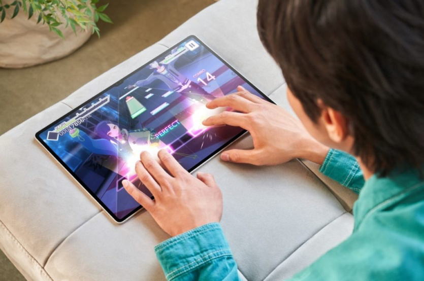 Новинки оснащены дисплеями Dynamic AMOLED 2X с динамической частотой обновления от 60 Гц до 120 Гц, поддержкой HDR10+ и покадровой оптимизации тона. В комплект поставки всех моделей входит стилус Galaxy S Pen.

