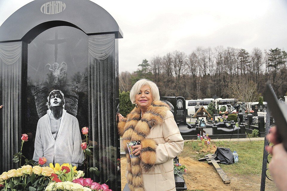    Благодаря покойному мужу Николаю Караченцову Людмила Поргина не бедствует, хоть и жалуется на маленькую пенсию. Фото: Дмитрий ЛИФАНЦЕВ/Экспресс газета