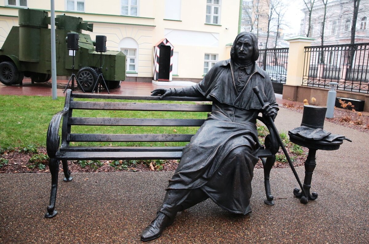 Памятник 2 писателям. Памятник Гоголю (Никитский бульвар). Памятники Гоголю и Булгакову на большой Никитской. Памятник Булгакову в Москве в усадьбе Васильчиковых. Скульптор Гоголя на скамейке на большой Никитской в Москве.