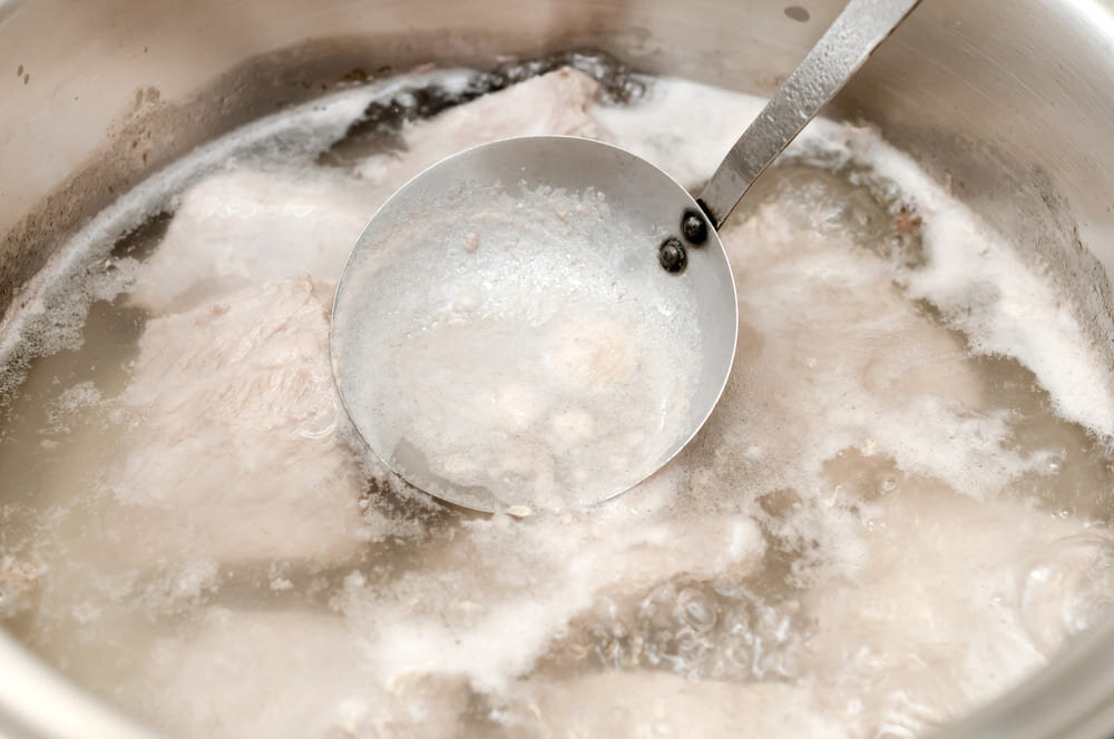 Пенка на молоке при кипячении как называется. Кипяченое молоко с пенкой. Кипяченое молоко. Пленка на молоке. Молоко в кастрюле.