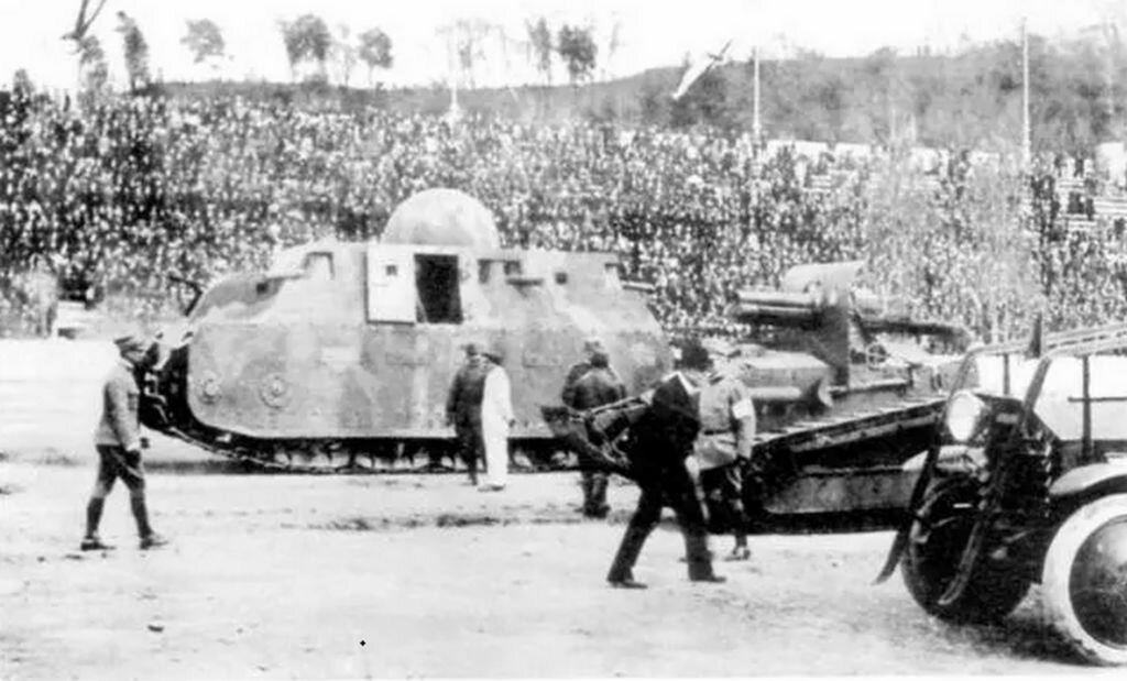 Демонстрация 2 апреля 1919 танка FIAT 2000, САУ Semovente da 105/14 и бронеавтомобиля Lancia Z1M на стадионе Stadio Nazionale del PNF