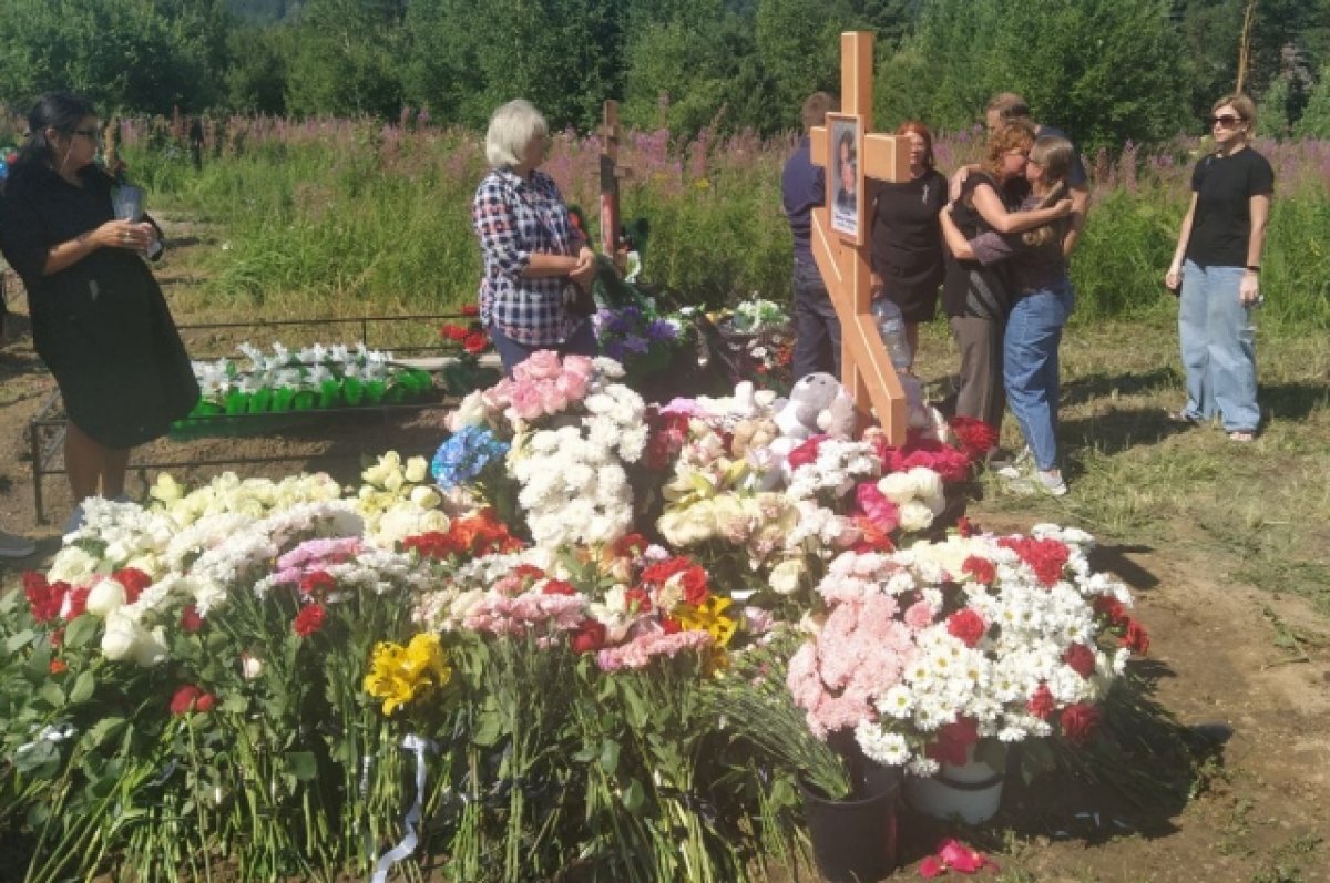    Могила Полины утопает в цветах.