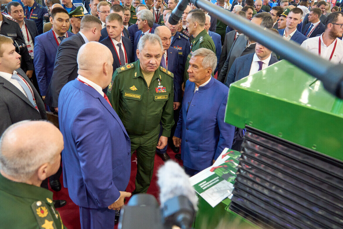 ​У стенда Татарстана было людно. Среди посетителей были замечены министр обороны России Сергей Шойгу, министр промышленности и торговли РФ Денис Мантуров и другие узнаваемые лица. Фото: rais.tatarstan.ru