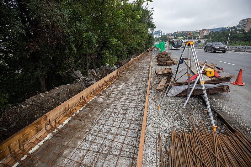 Для тротуара на Некрасовском путепроводе во Владивостоке создают армокаркас
