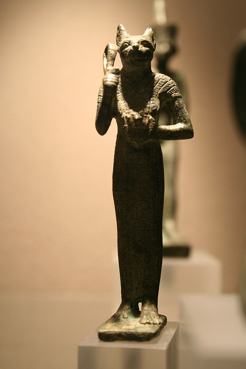 В египте поклонялись кошкам. Египет богиня Бастет музей. Богиня Бастет в древнем Египте. Бастет богиня Египта статуя. Богиня кошек Бастет.