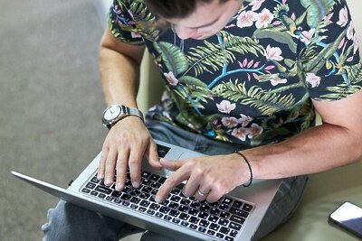    Работа за ноутбуком ©Максим Денисов Сайт мэра Москвы