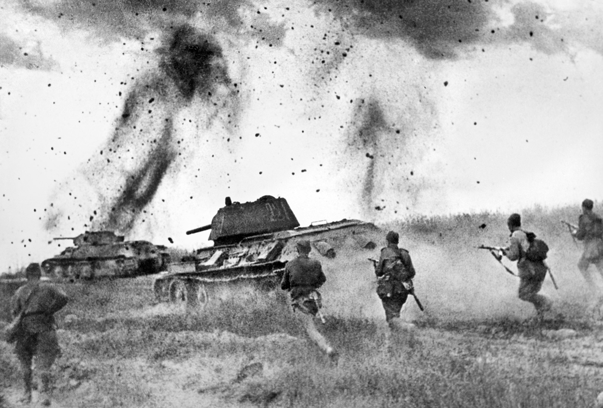 Танки Т-34-76 поддерживают атаку пехоты на Курской дуге