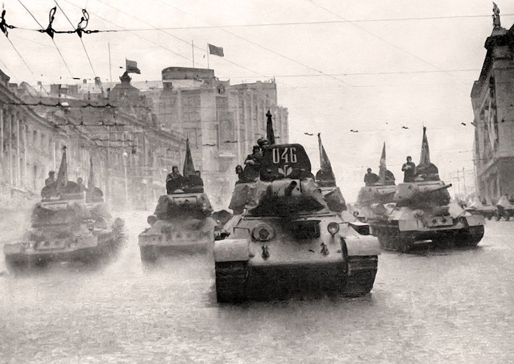 "Кантемировец" на параде 7 ноября 1945 года. В башне танка находится будущий маршал П.П. Полубояров.