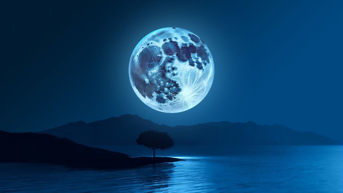 Есть синяя луна. Голубая Луна 31 августа 2023. Полнолуние. Синяя Луна. Луна на голубом небе.